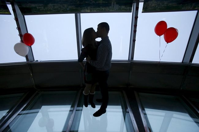 Двойка се целува в Москва, Русия
