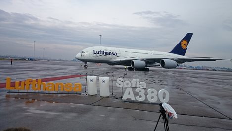 Най-големият самолет в света кацна в София
