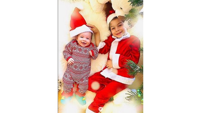 Двете деца на примата Соня Йончева празнично облечени за Коледа