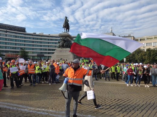 3000 строители на жълтите павета, търсят
заработени 1,3 млрд. лв. (обзор)