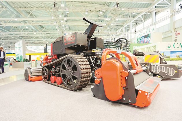 Автономният верижен трактор е разработен предимно за овощни и гроздови градини, но може да се използва и в откритото поле