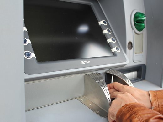Три пъти грешен ПИН код в банкомата вече струва 1 лев