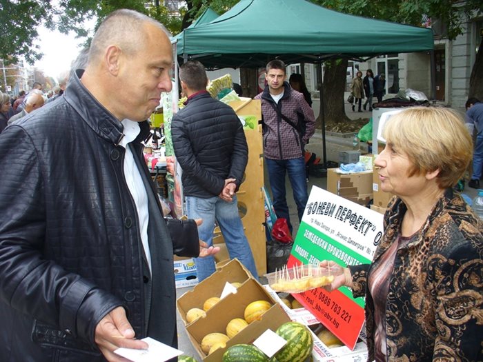 Зам.-кметът на Стара Загора Йордан Николов разговаря с участниците в пазара, градът ги кани да продават тук продукцията си.