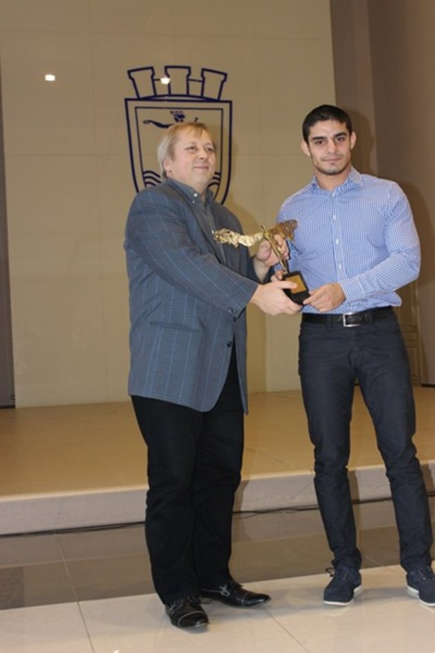 Тодор Събев (вдясно) при получаване на награда СНИМКА: Росен Моллов