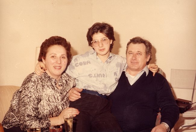 Гена Димитрова със съпруга си и осиновената им дъщеря