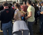 Лена Бориславова заведе дъщеря си Деа на протест на 39-ия ден от раждането й