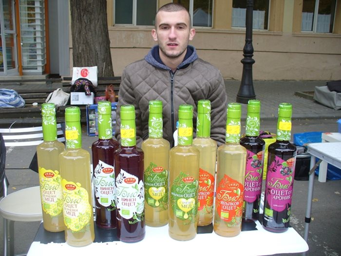 Фирма "Веда" от Долни Дъбник, производител на биооцет, е сред 25-те участници във фермерския пазар в Стара Загора.