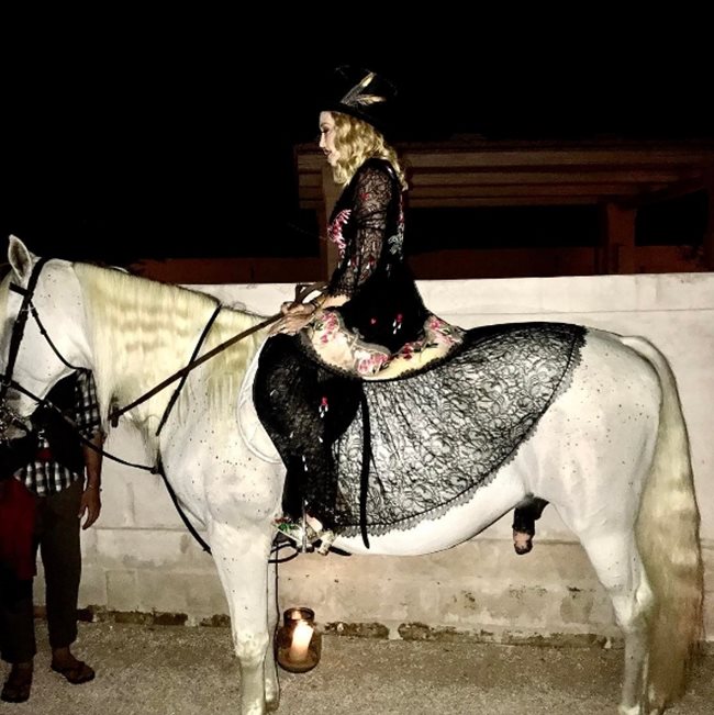 Мадона се качи на кон на 59-ия си рожден ден. СНИМКИ: Инстаграм