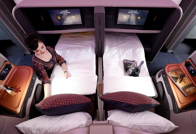 Стюардеса от Сингапурските авиолинии приговят легла за пътниците в първа класа. В подобен лукс, който обаче не всеки може да си позволи, е много по-лесно човек да се изолира и да потъне в сладък сън.
