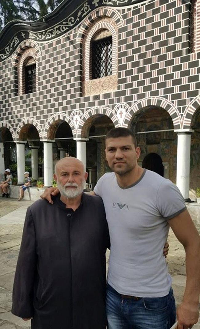 Отец Андон Шавулев с Тервел Пулев пред църквата в Благоевград