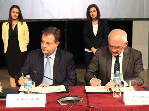 Главчев подписа споразумение за сътрудничество със сдружението на общините