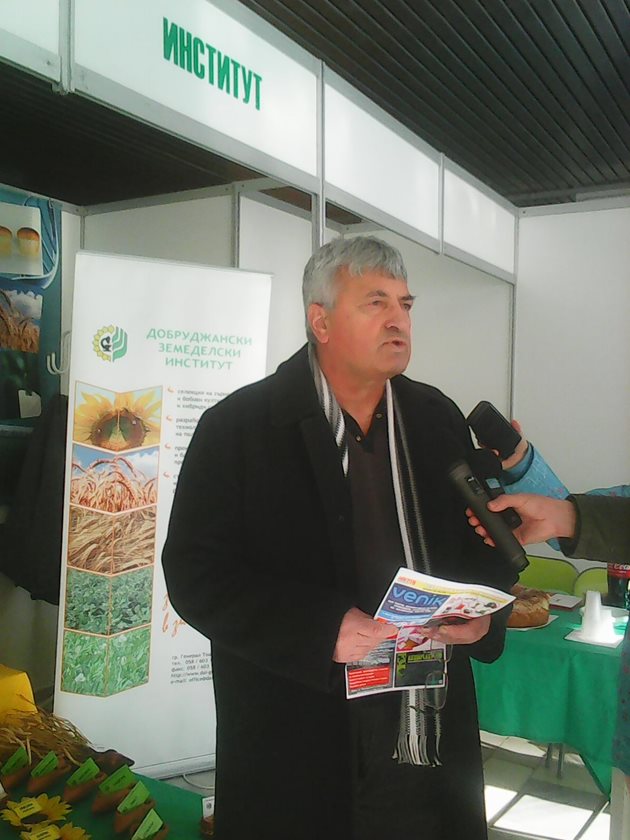 Директорът на института Илия Илиева обяснява как се движи пазара на семената.
