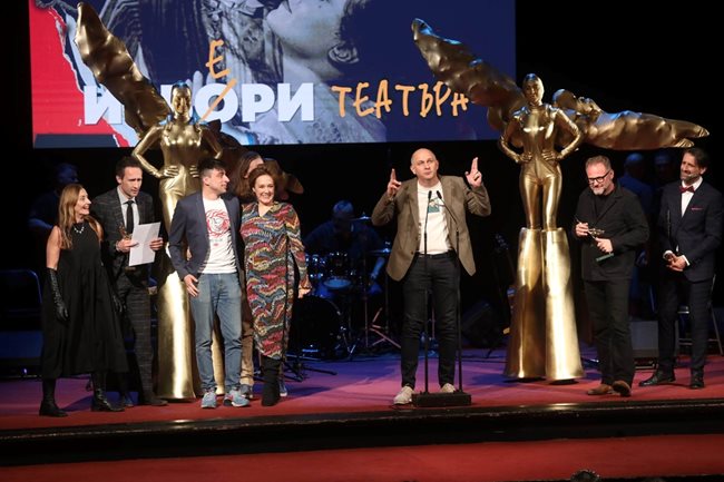 Директорът на Народен теътър "Иван Вазов" Васил Василев получи наградата "Икар" за най-добър спектакъл