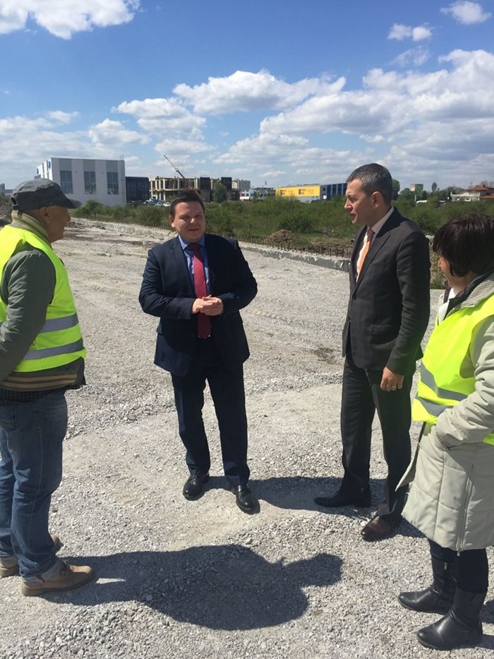 Служебният министър на транспорта Христо Алексиев инспектира строителството на пътната връзка.