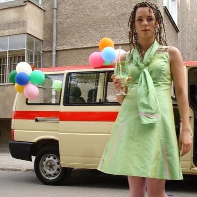 Силвия Петкова пред старата линейка, която е украсена с балони.