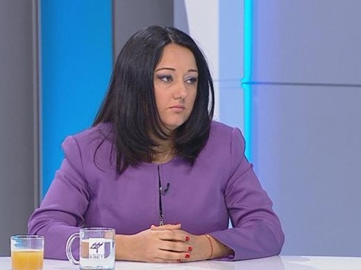 Павлова: Само сключването на договори спира, започнатите сгради се довършват