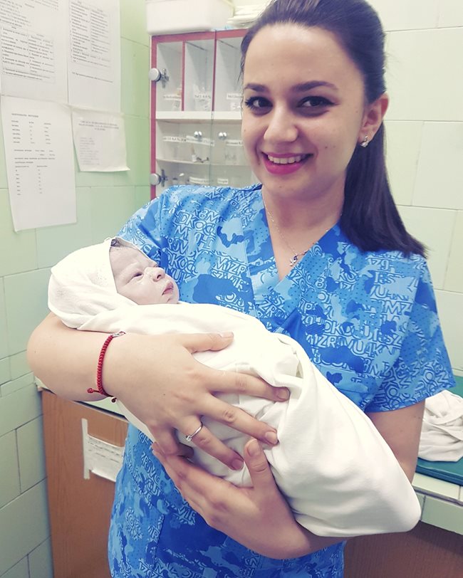 Д-р Неврие Сюлейман държи първото бебе, родено в Пловдив през 2018 г.