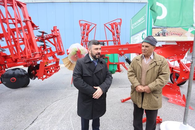 Рашид Узунов главен инж.на завода за почвообработващи машини "Раломекс" поздравява Жеко Жеков