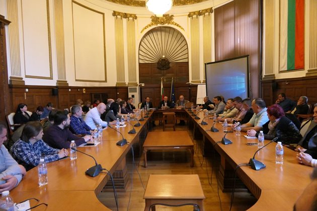 В Министерство на земеделието, храните и горите министър Порожанов проведе среща с Управителния съвет на Български ветеринарен съюз и областните колегии, както и представители на Българската агенция по безопасност на храните.