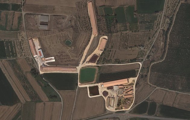 Сн. 1. Спътникова снимка на свинекомплекс в Испания с опрасване и угояване на една и съща територия