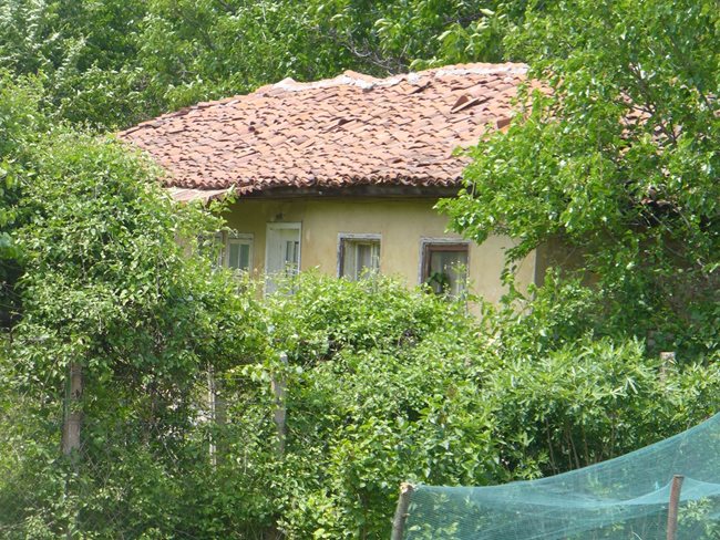 Днес къщата на певеца в село Спасово е изоставена и недостъпна. Пътят към нея е обрасъл с дървета и храсти.
