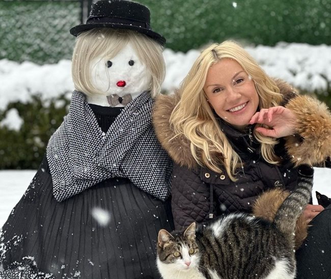 Мария Игнатова нахлупи перука на снежен човек. Сннимка личен профил във Фейсбук