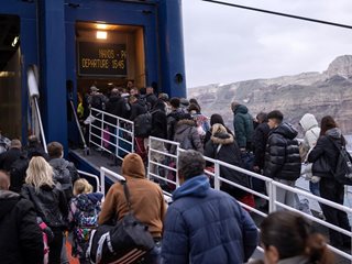 Обявиха извънредно положение на Санторини, трусовете продължават