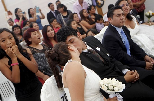 Масова сватбена церемония в Лима, Перу.
