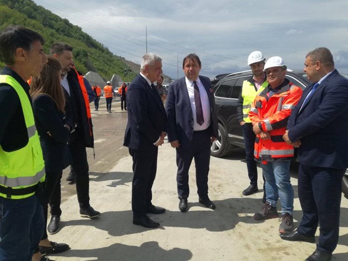 Министър Иван Шишков заедно със заместника си Николай Шушков и шефът на АПИ Венцислав Ангелов направиха инспекция на укрепването на свлачището на АМ "Струма".