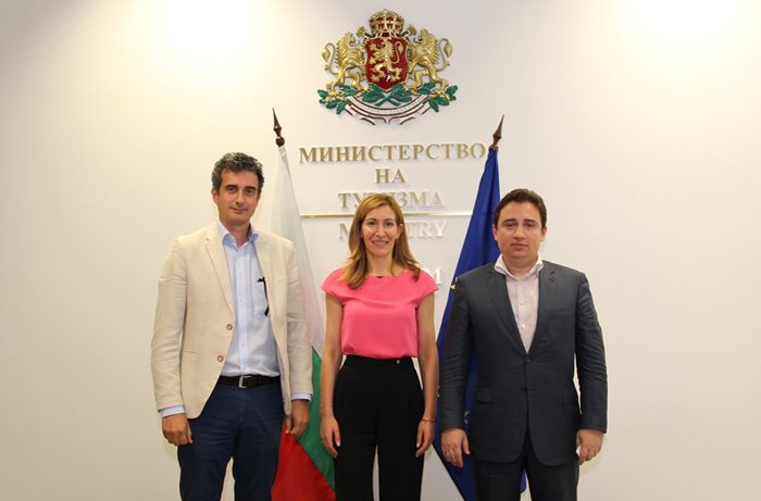 Министър Ангелкова с представителите на TUI