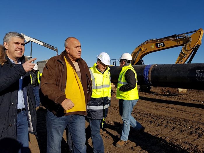 Премиерът Бойко Борисов, воден от шефа на “Булгартрансгаз” Владимир Малинов, на трасето на газопровода между Горни и Долни Дъбник.