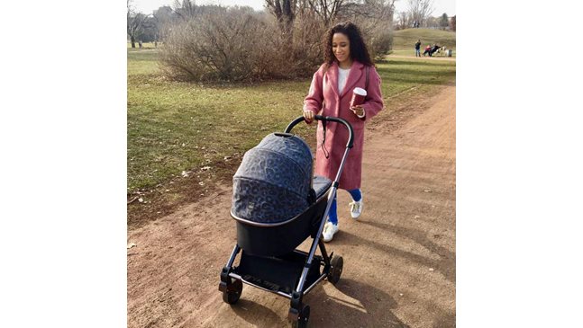Бебето на Орлин Павлов Елизабет с първа разходка