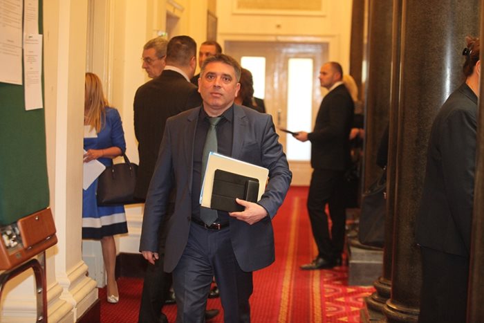 Шефът на правната комисия в НС Данаил Кирилов е сред вносителите на законопроекта.
