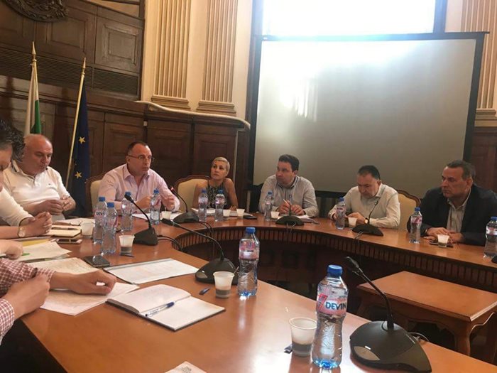 Румен Порожанов се срещна с  представители на розопроизводители, преработватели, кметове и депутати. Снимки: Пресцентърът на министерството на земеделието, храните и горите