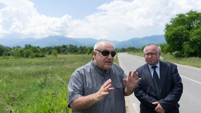 Министърът на околната среда и водите Асен Личев показа пред представителите на медиите къде са проблемните участъци при реализацията на прохода „Петрохан“.