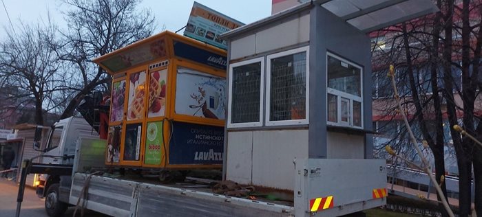 Над 170 незаконни преместваеми обектa вече са премахнати в София.

СНИМКA: НАПРАВЛЕНИЕ “АРХИТЕКТУРА И ГРАДОУСТРОЙСТВО”