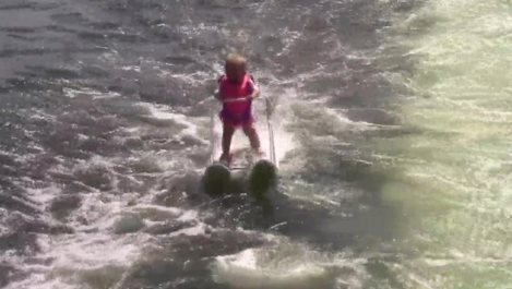 Вижте как 6-месечно бебе кара водни ски (видео)