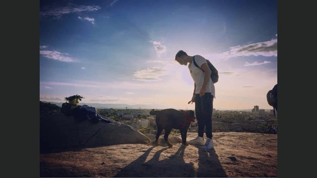 Ники Илиев с кучето си на едно от тепетата в Пловдив