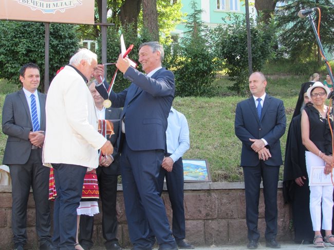 Президентът Румен Радев връчи Почетния знак на Белоградчик на директора на Софийска опера и балет академик Пламен Карталов. СНИМКИ: Софийската опера и балет