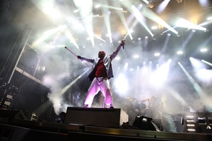 Фронтменът на Five Finger Death Punch вилня по сцената в София с паузи за инжекции в гръбнака