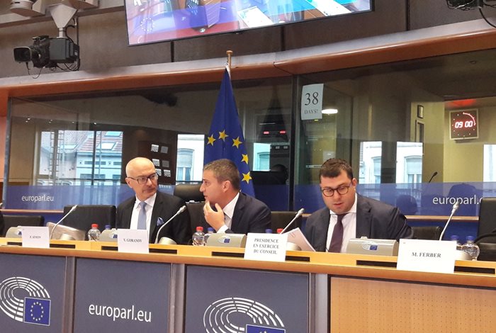 Финансовият министър Владислав Горанов (в средата) обяви в четвъртък пред комисията по икономически и финансови въпроси на ЕС намеренията на България.