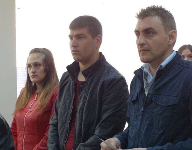 Наташа, съпругът  Павлин  и брат  Емил (от ляво на дясно) в съда