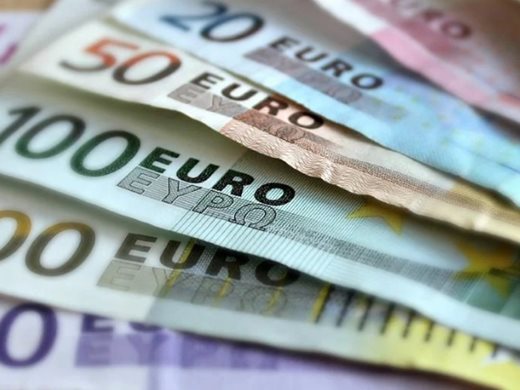 Еврото падна под прага от 1,10 долара