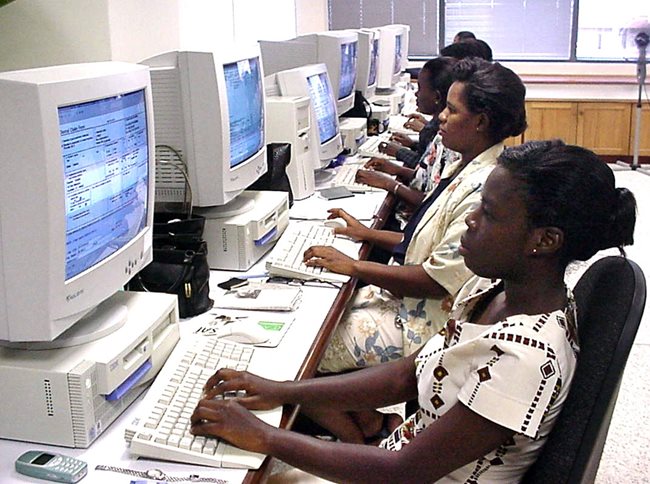От години големите технологични компании ползват нископлатения труд на жени от Африка и Латинска Америка, за да обработват големи масиви от данни.

СНИМКА: РОЙТЕРС
