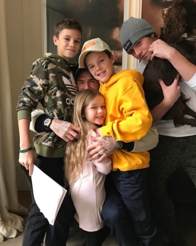 Дейвид Бекъм със своите деца СНИМКА: Instagram