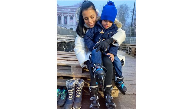 Ралица Паскалева заведе сина си за първи път на ледена пързалка