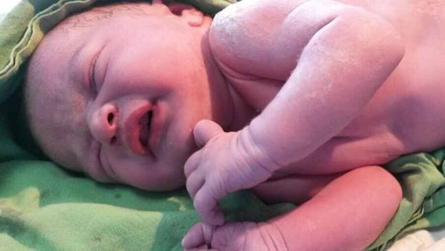 Пламена Гочева е първото бебе, полято в новия дом на "24 часа"
