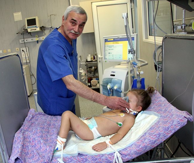 Доц. Евгений Мошеков с едно от децата с тежки пневмонии