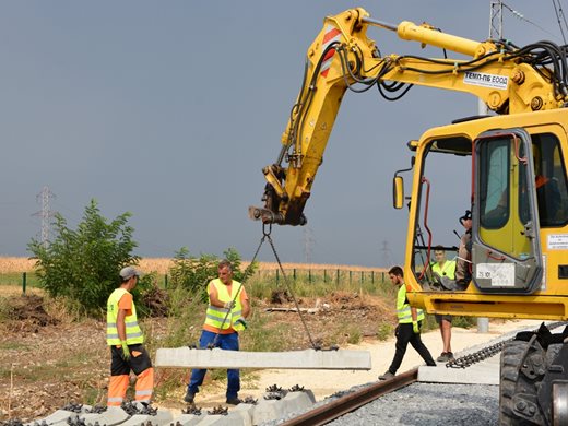 Подновяват железопътната инфраструктура между Русе и Каспичан (Снимки)