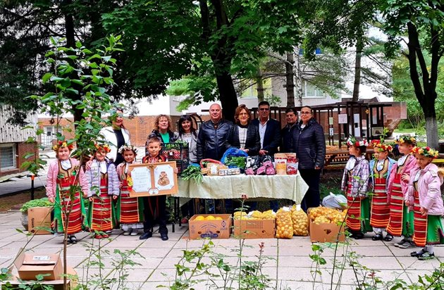 Рано сутринта малчуганите от детска градина „Елхица“ в столичния квартал Младост 3 бяха изненадани от биопродукти  на  български производители от различни краища на България.
Снимки: Българска асоциация Биопродукти